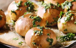 Випікайте пампушки в духовці до золотистого кольору