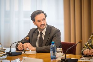 По словам Тихого, представители Украины, США и РФ общаются каждый день