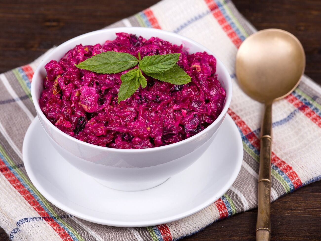 При желании к салату добавляют орехи