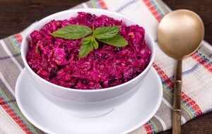 При желании к салату добавляют орехи