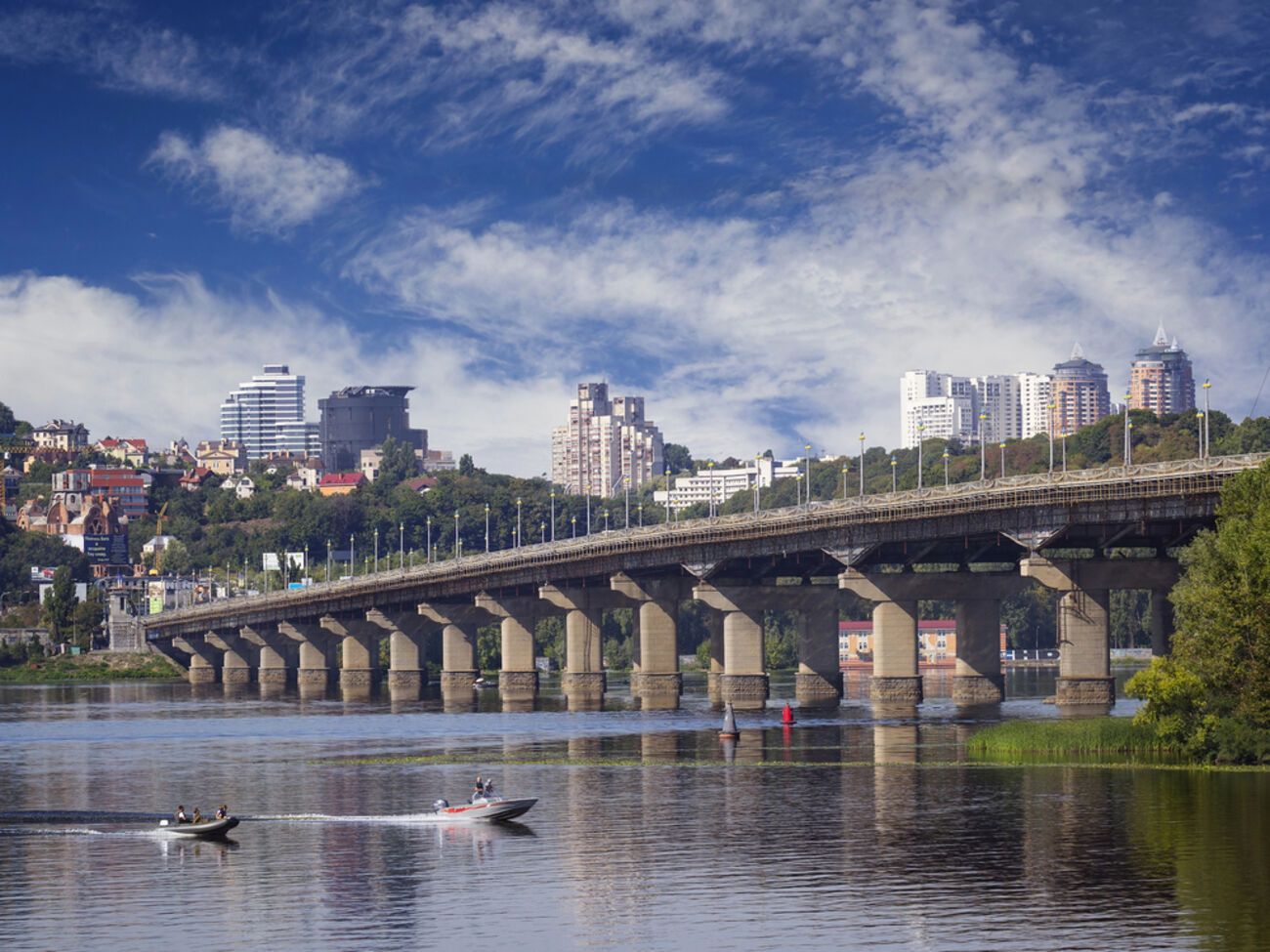Городские власти должны обеспечить безопасную эксплуатацию моста Патона, подчеркнули в Минразвития