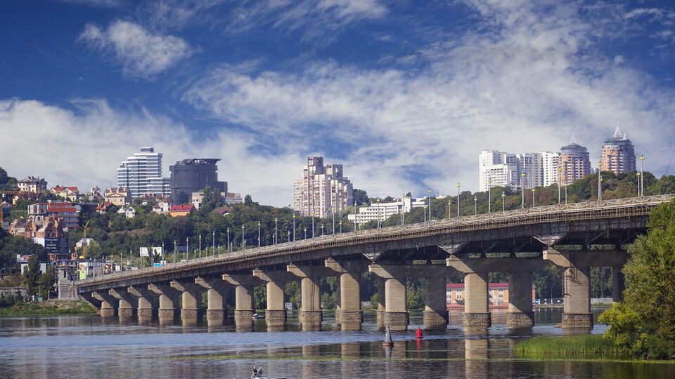 Городские власти должны обеспечить безопасную эксплуатацию моста Патона, подчеркнули в Минразвития