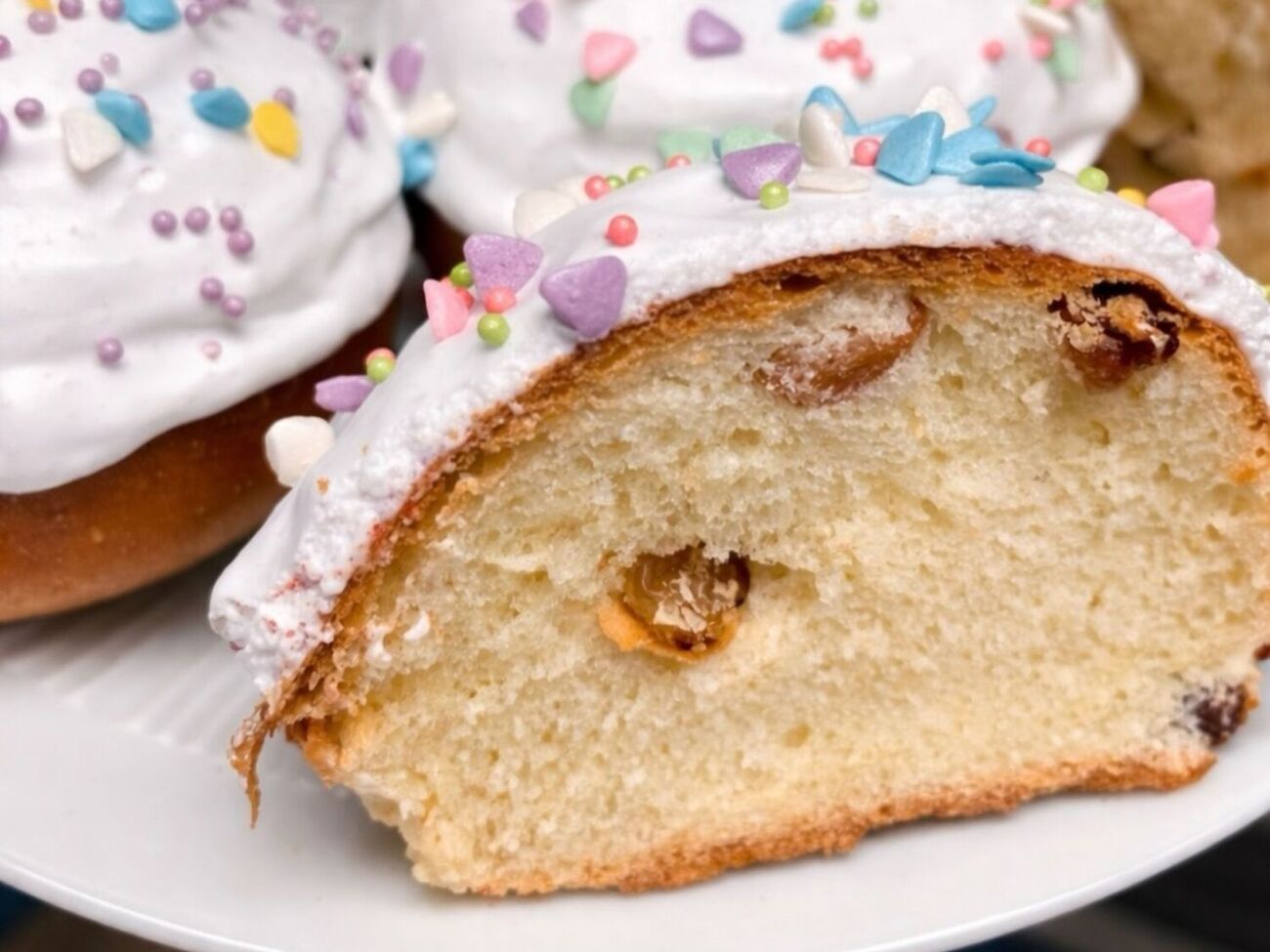 После взбивания нанесите глазурь на паски и украсьте по своему вкусу