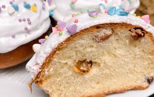 После взбивания нанесите глазурь на паски и украсьте по своему вкусу