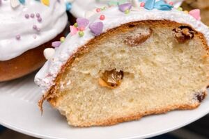 После взбивания нанесите глазурь на паски и украсьте по своему вкусу