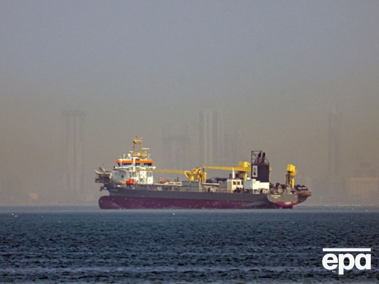 Нефть резко подорожала на первых торгах с начала войны на Ближнем Востоке