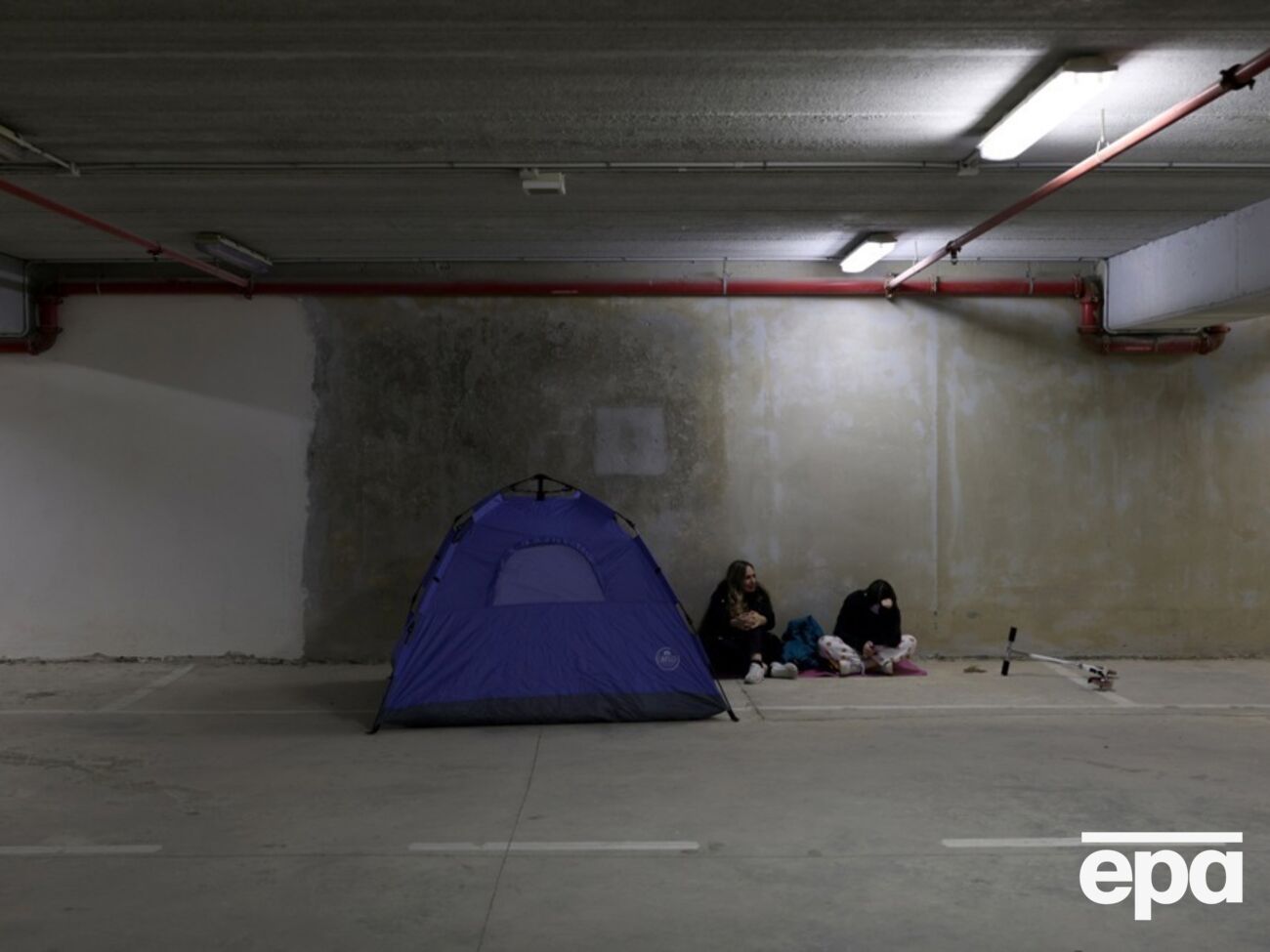 Люди в Хайфі ховаються в укриттях під час ударів