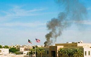 Над будівлею видно дим