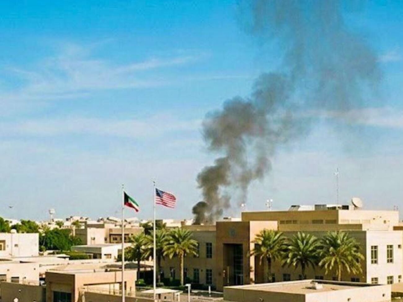 Над будівлею видно дим