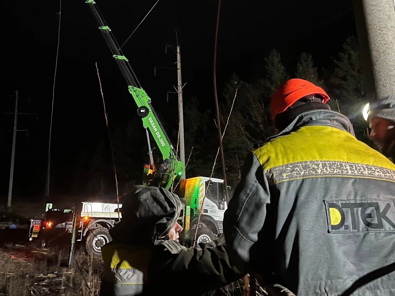 Специалистам ДТЭК удалось полностью или частично вернуть свет жителям более 1,4 тыс. населенных пунктов