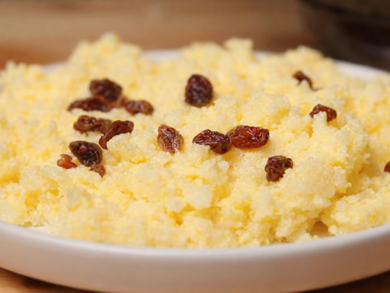 Готовую кашу нужно около двух часов подержать в тепле, укутав кастрюлю одеялом