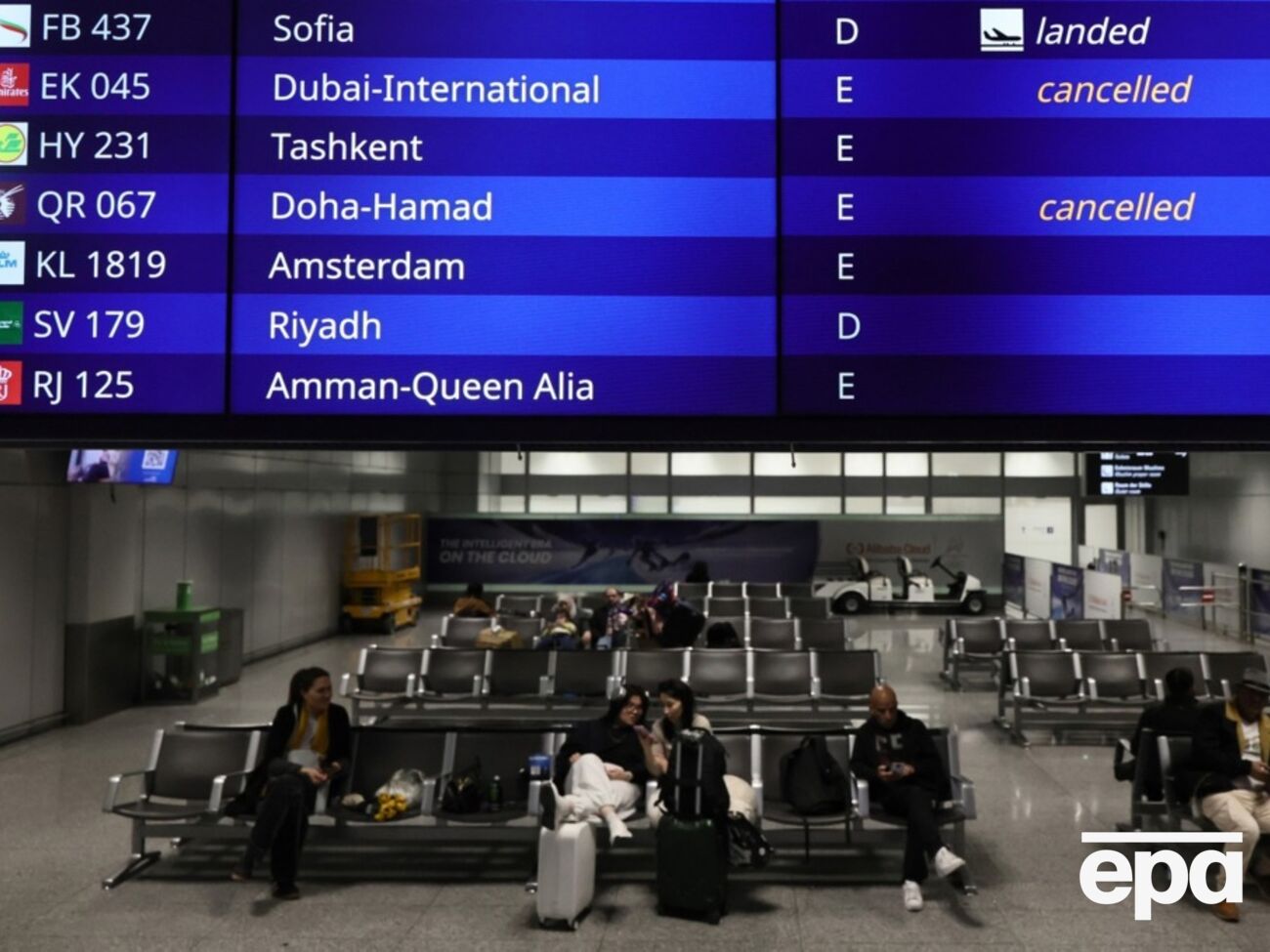 За словами Сибіги, українці на Близькому Сході зверталися на гарячу лінію МЗС переважно через відтерміновані рейси