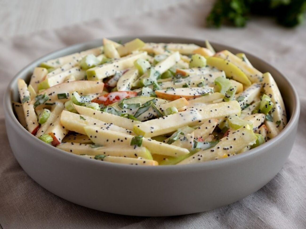 Вітамінний салат із селери і яблука. Рецепт