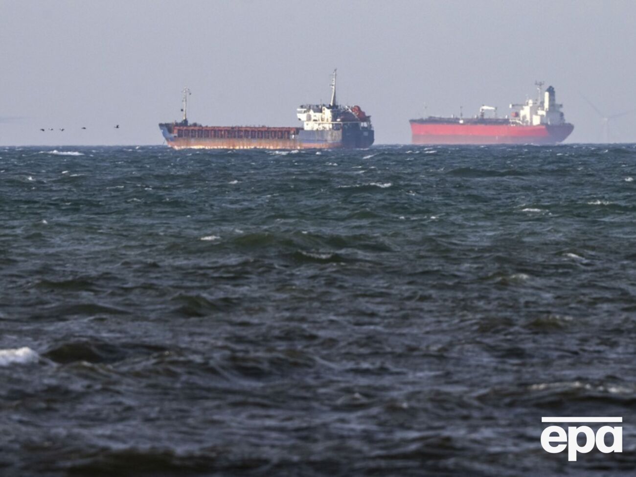 Один из танкеров, которые двигались к Кубе, сменил курс