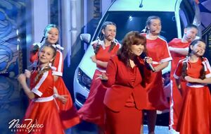 В припеве участники исполняют строки о том, что они якобы не хотят пользоваться интернетом