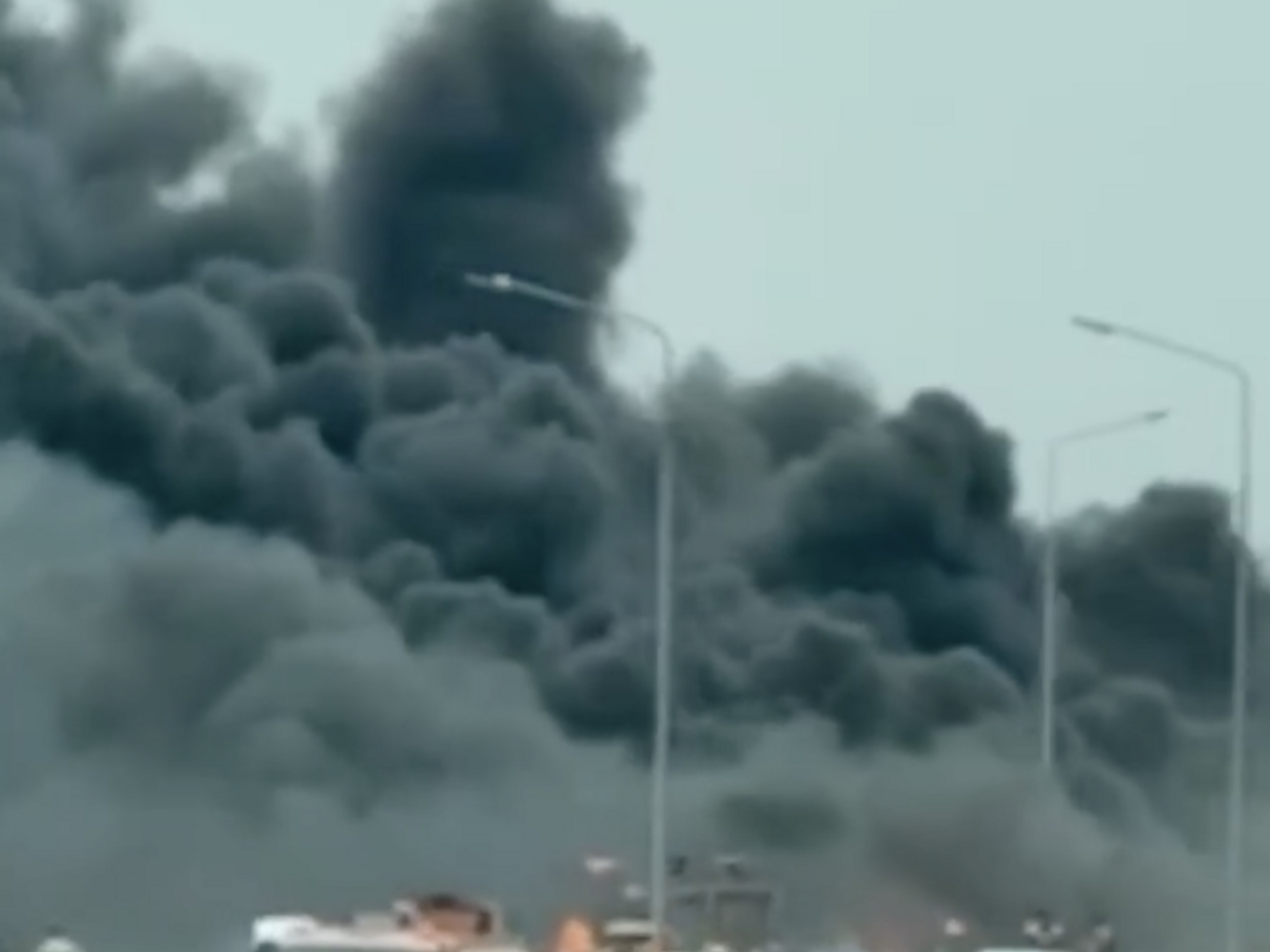 За даними ЗМІ, пожежа охопила 200 м²