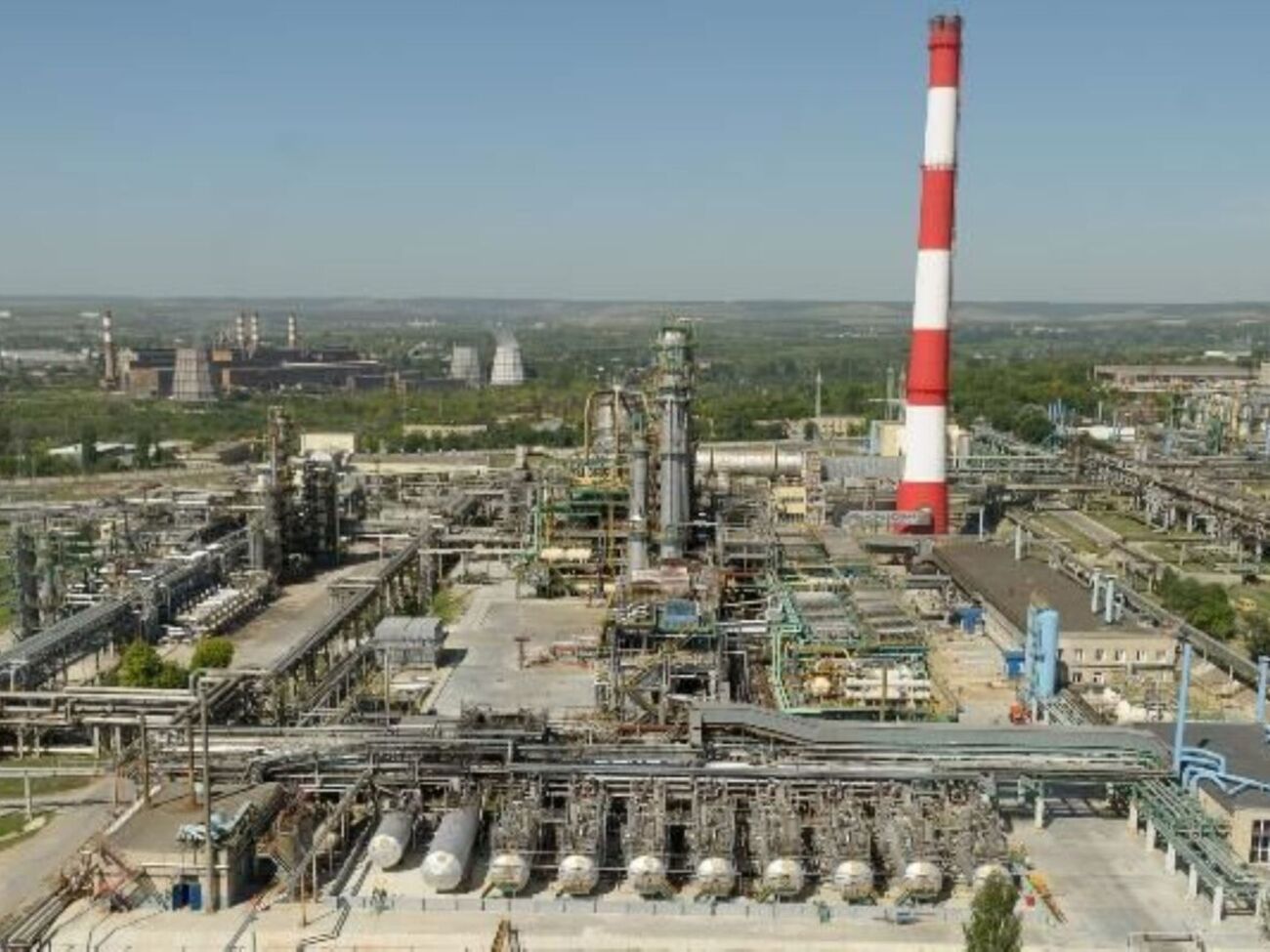 На території НПЗ пошкоджено установку вторинного перероблення нафти й вертикальний резервуар РВС-10000