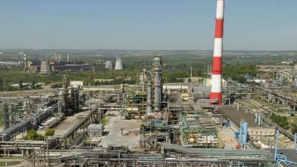 На территории НПЗ повреждены установка вторичной переработки нефти и вертикальный резервуар РВС-10000