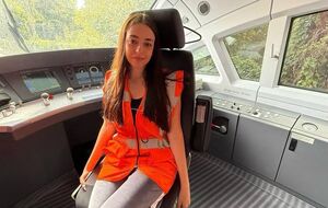 Дівчину смертельно травмував зустрічний потяг