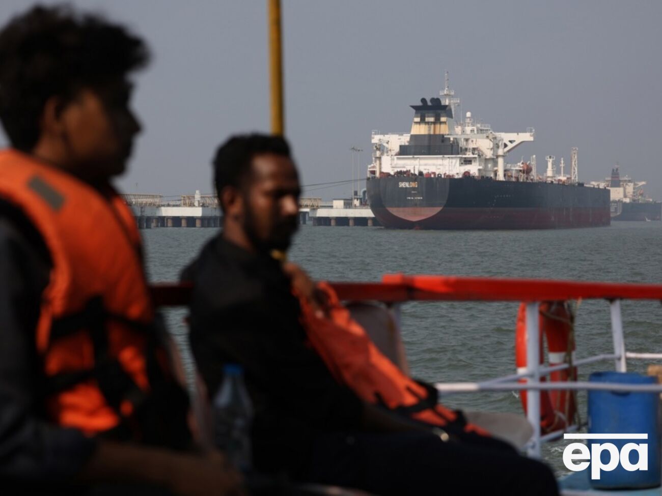 У Тегерані заявили, що судна, не пов'язані з "ворогами Ірану", можуть проходити Ормузькою протокою, але за певних умов