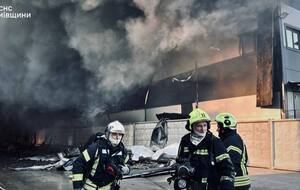 Гасить пожежу понад 60 рятувальників