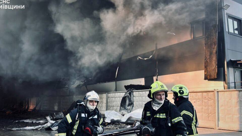 Тушат пожар более 60 спасателей