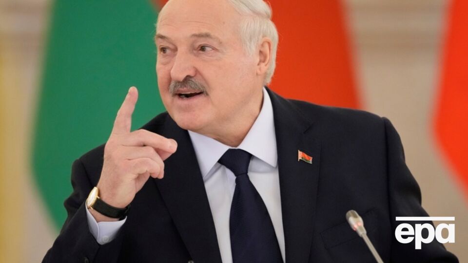 Лукашенко сказал, что не держится за власть, но и не бросается ею