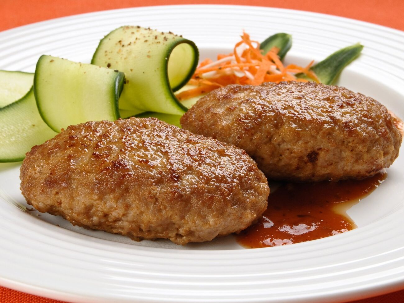 Кабачок робить фарш ніжнішим, не змінює його м'ясного смаку