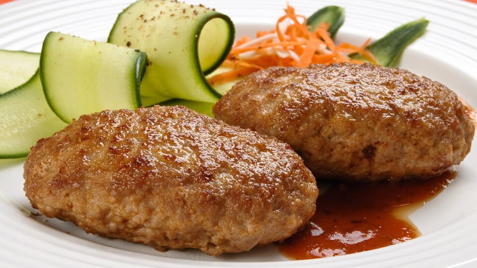 Кабачок делает фарш нежнее, не меняет его мясной вкус