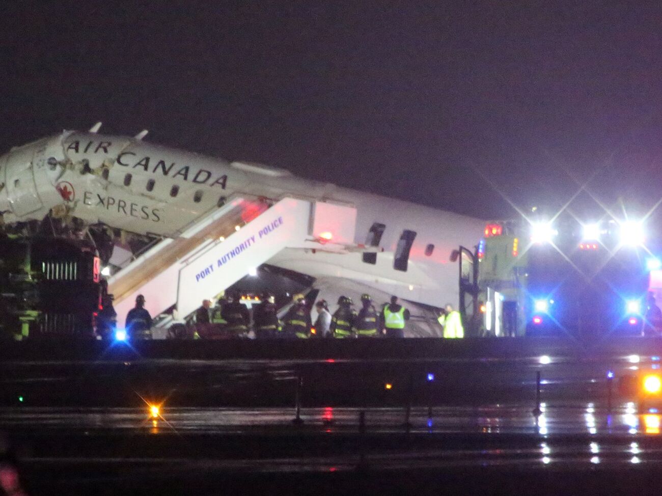 Унаслідок зітнення літака із пожежною машиною постраждало четверо людей