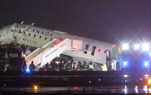 Унаслідок зітнення літака із пожежною машиною постраждало четверо людей