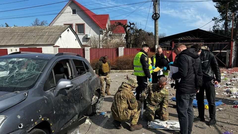 По данным правоохранителей, одну взрывчатку исполнитель заложил под скамейку, другую – в мусорный контейнер