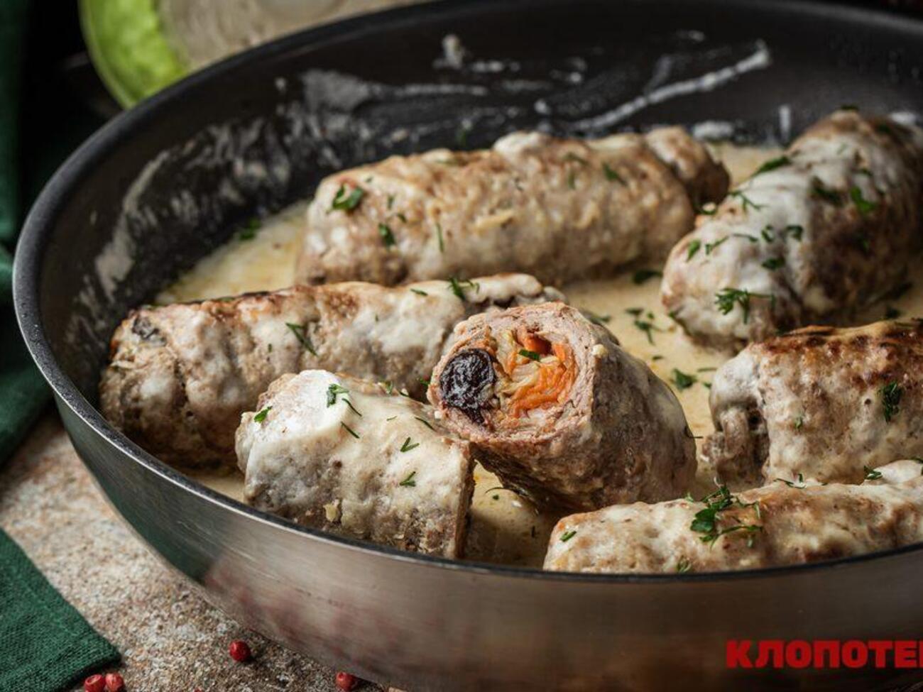 Крученики подают с соусом