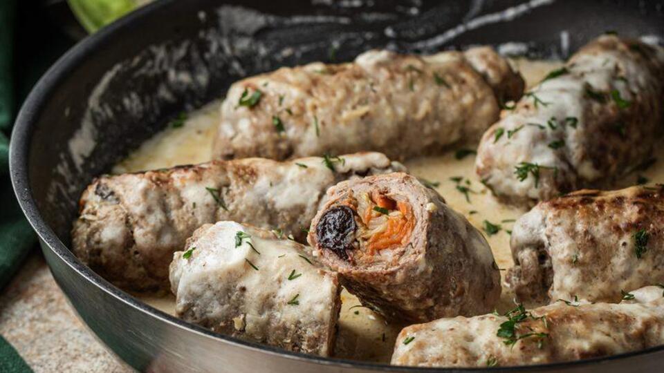 Крученики подают с соусом