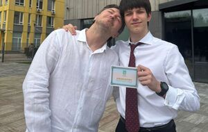 Притула про сина: Він уже тямить працювати з паяльником, знає, що й куди припаяти, як прошити