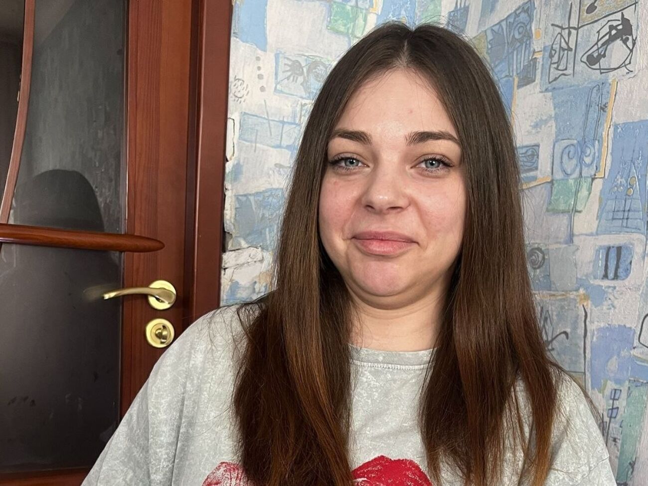 Олександра виховує чотирирічну доньку, батько якої зараз на війні