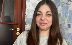 Олександра виховує чотирирічну доньку, батько якої зараз на війні