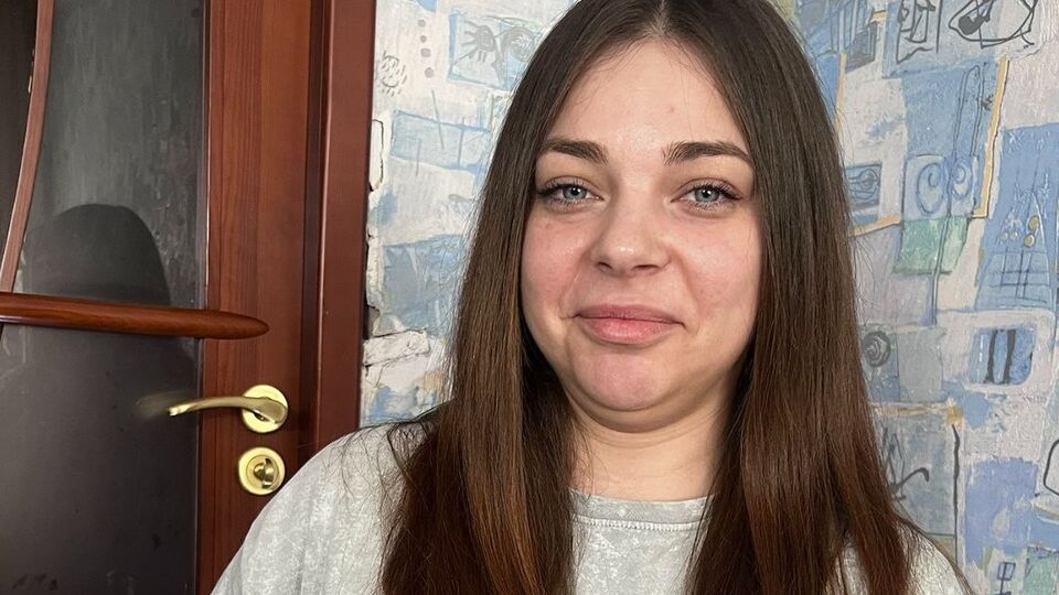 Александра воспитывает четырехлетнюю дочь, отец которой сейчас на войне