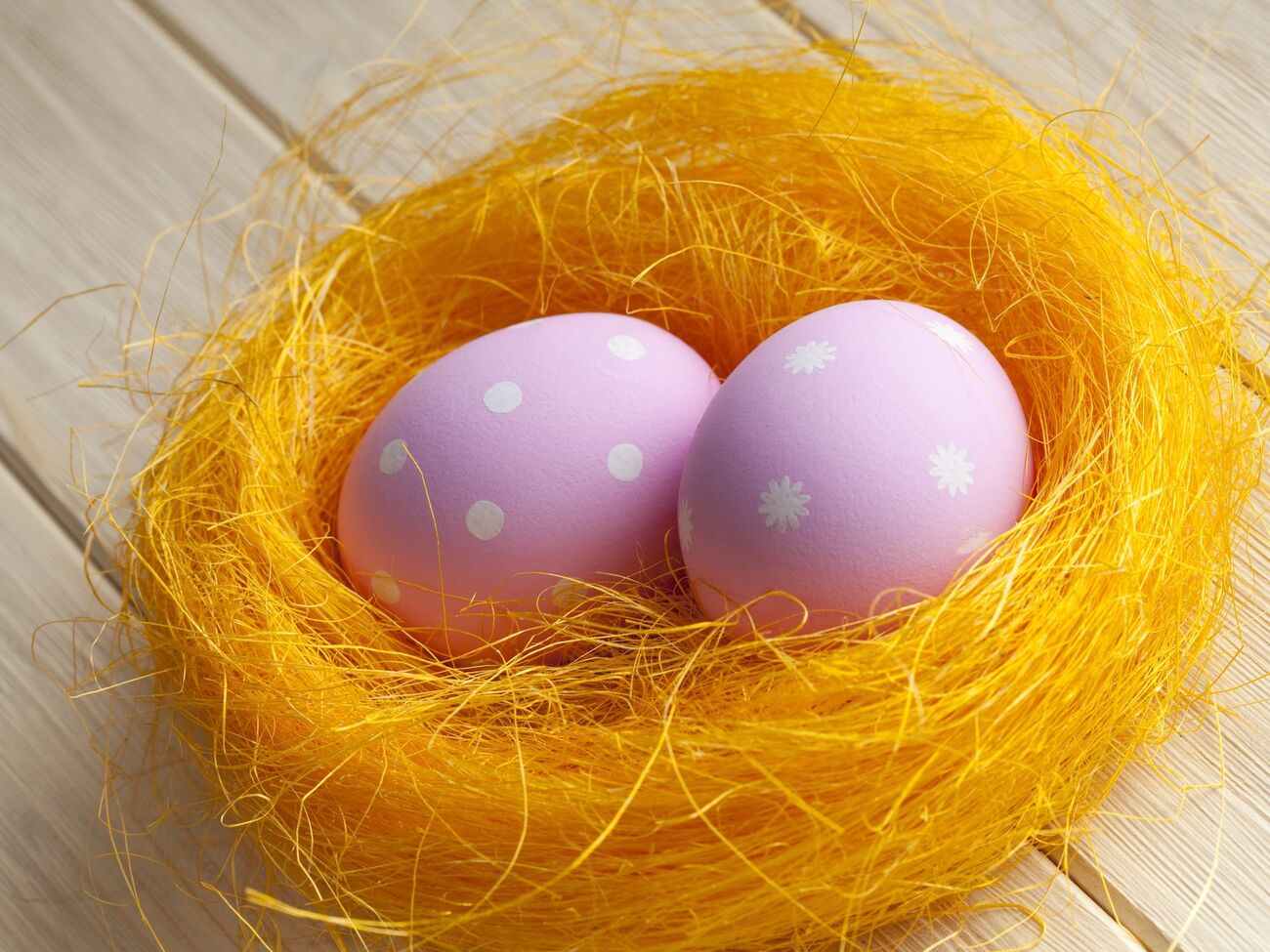 Для фарбування яєць можна використовувати куркуму, червонокачанну капусту й навіть гілки вишні