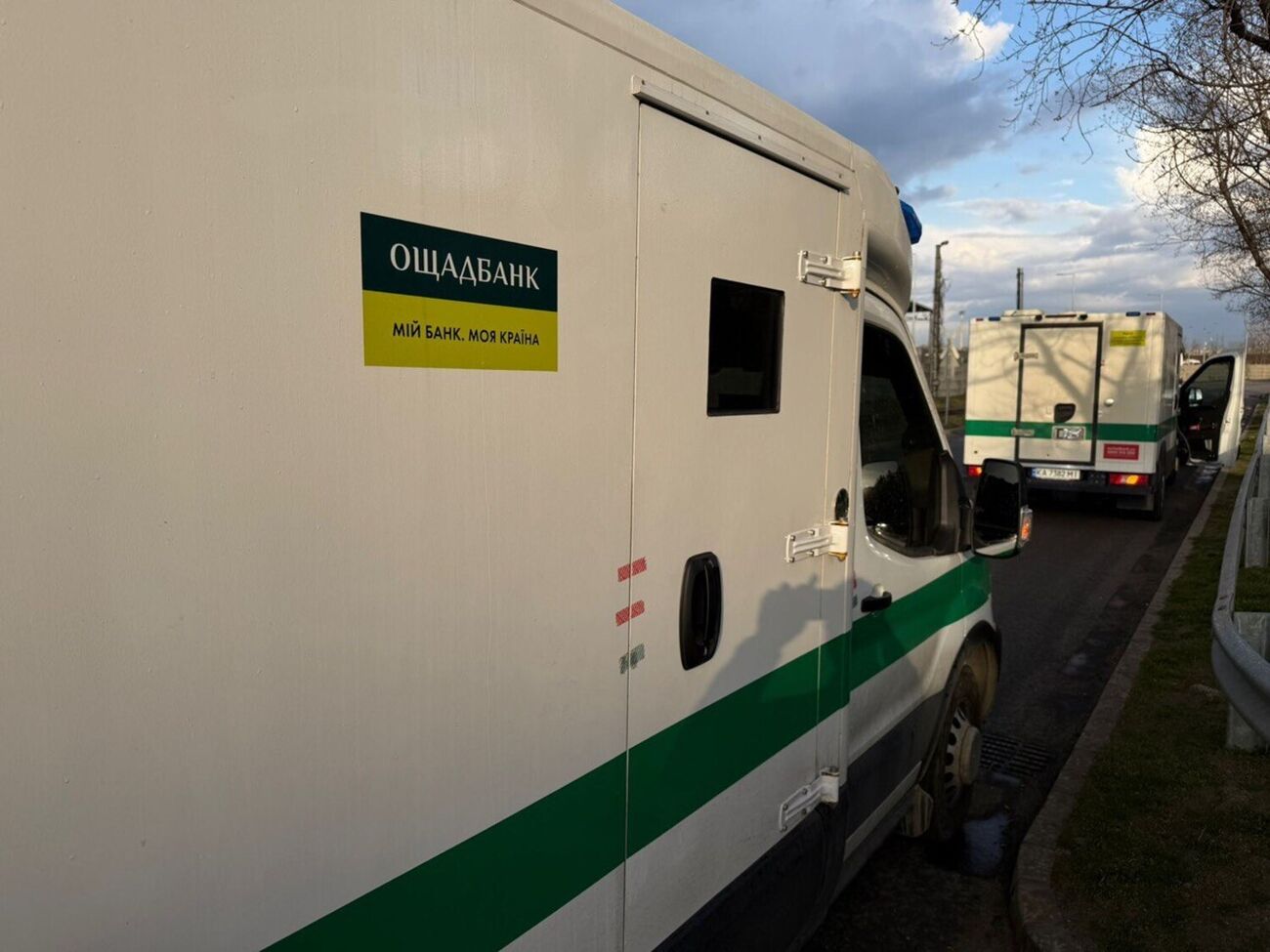 Під час затримання на кільцевій дорозі Будапешта на інкасаторів наділи кайданки й балаклави, а жодних процесуальних дій не проводили