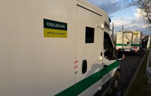 Під час затримання на кільцевій дорозі Будапешта на інкасаторів наділи кайданки й балаклави, а жодних процесуальних дій не проводили