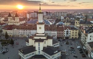 Через атаку РФ на Івано-Франківськ пошкоджень зазнав пологовий, однак жертв серед пацієнтів немає