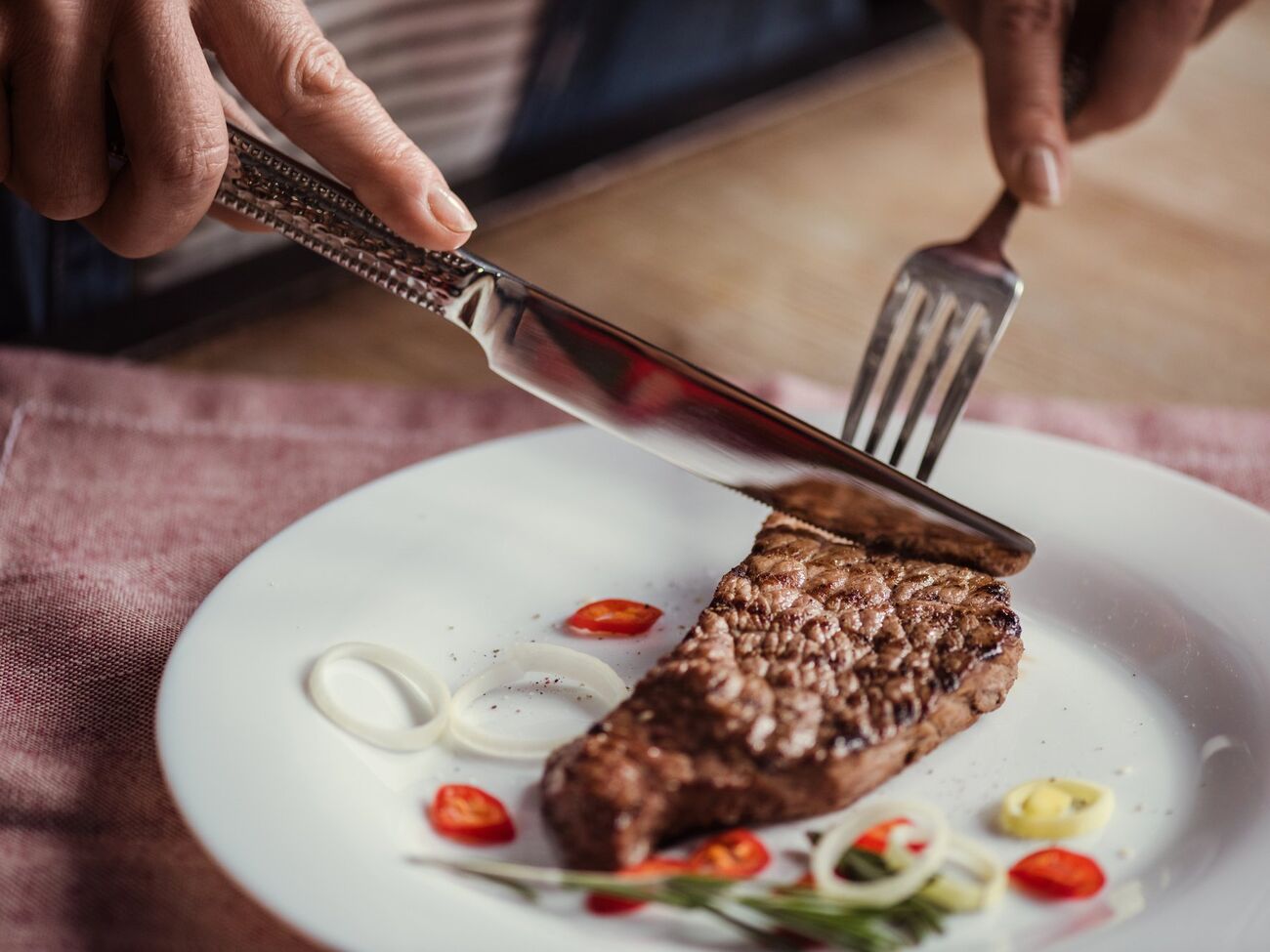 Стейк хорошо прожарится и у него будет прекрасный вкус