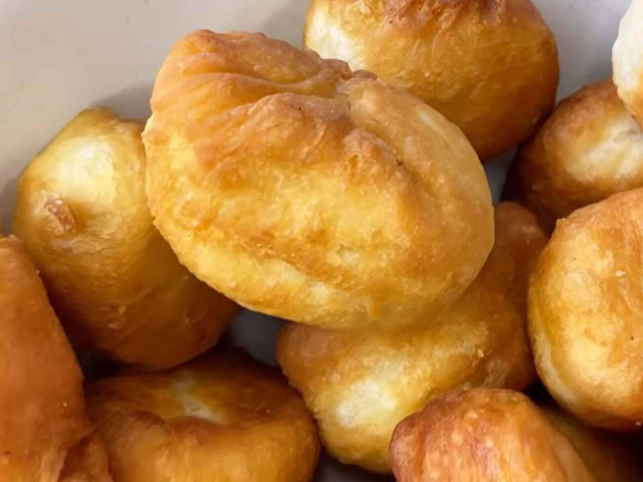 З тіста сформуйте пиріжки й обсмажте на сковороді до готовності