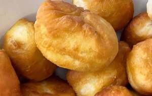 З тіста сформуйте пиріжки й обсмажте на сковороді до готовності