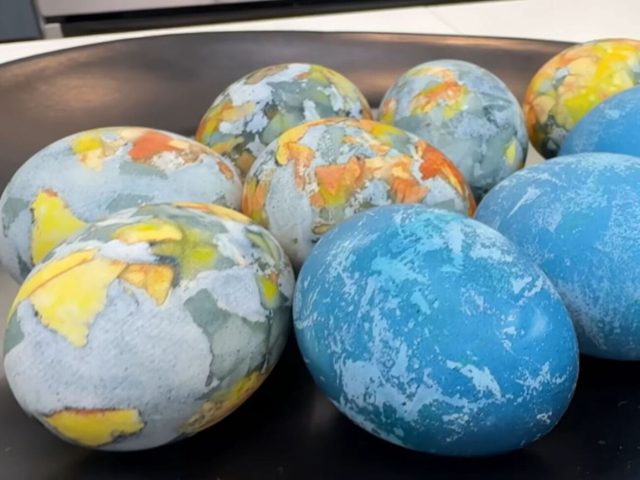 Після фарбування яєць натуральними барвниками їх потрібно змастити олією