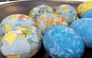 Після фарбування яєць натуральними барвниками їх потрібно змастити олією