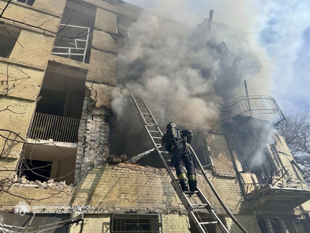 В результате удара российского дрона загорелись квартиры на втором и третьем этаже