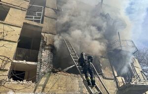 В результате удара российского дрона загорелись квартиры на втором и третьем этаже