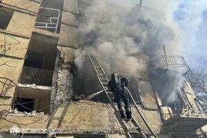 В результате удара российского дрона загорелись квартиры на втором и третьем этаже
